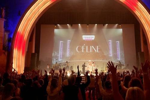 Plus de 2000 admirateurs chantent Céline Dion lors d'un grand karaoké à Paris