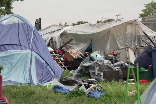 Bébé retrouvé dans un campement: les réactions affluent