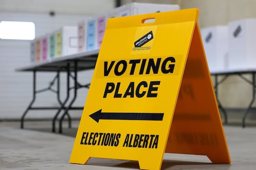 Référendum en Alberta: le vote par anticipation débute mardi