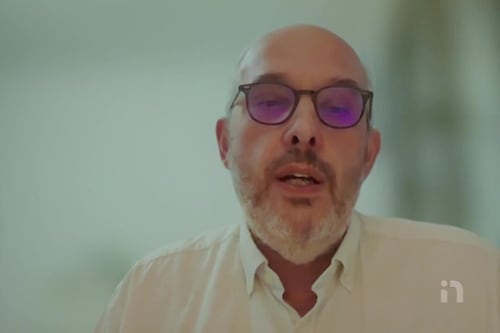 «Entre les lignes»: entrevue avec l'auteur français Sébastien Bailly